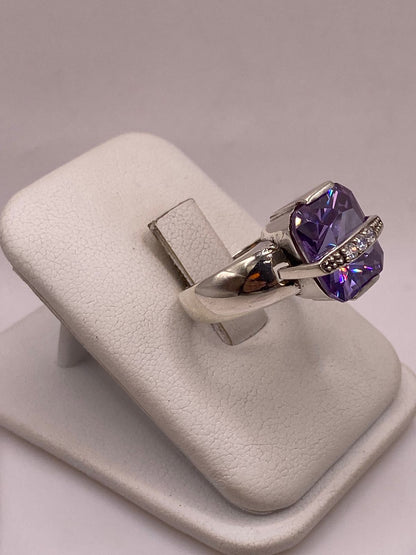 Anillo de Plata Ley 925 con Zirconia Violeta y Zirconias Blancas, vista lateral