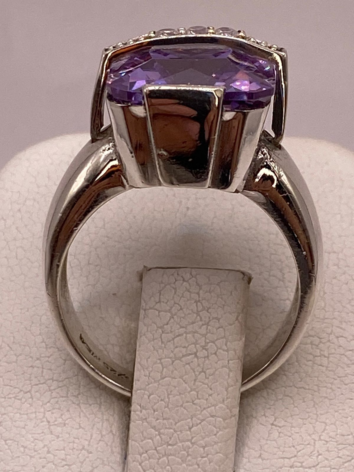 Anillo de Plata Ley 925 con Zirconia Violeta y Zirconias Blancas, sello de autenticidad Plata Ley .925