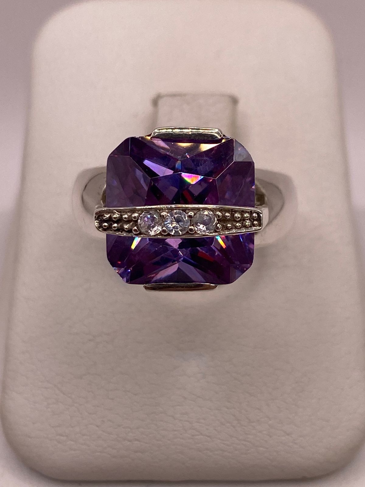 Anillo de Plata Ley 925 con Zirconia Violeta y Zirconias Blancas, vista de detalle