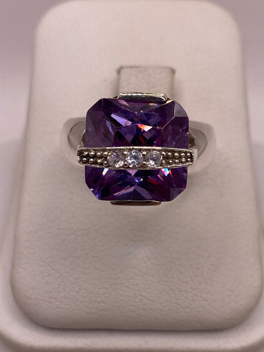 Anillo de Plata Ley 925 con Zirconia Violeta y Zirconias Blancas, vista frontal