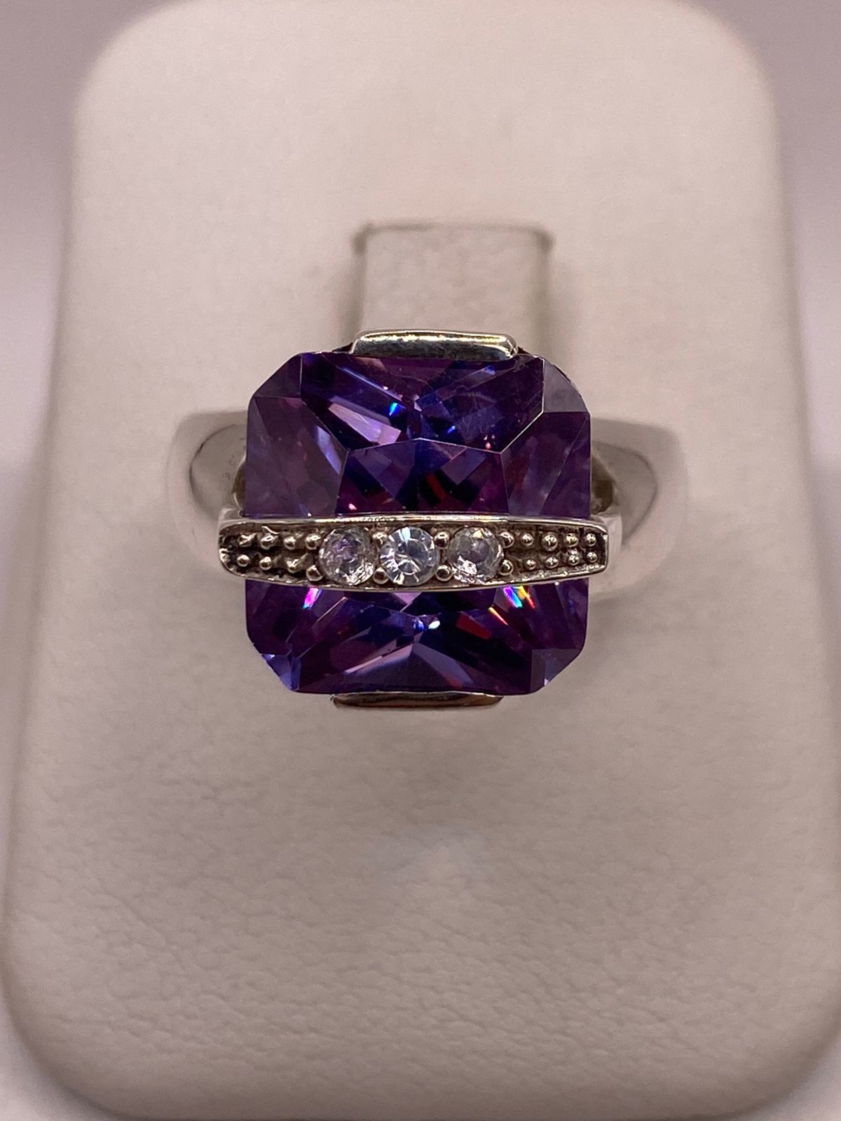 Anillo de Plata Ley 925 con Zirconia Violeta y Zirconias Blancas en báscula mostrando peso