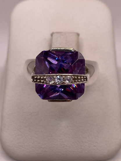 Anillo de Plata Ley 925 con Zirconia Violeta y Zirconias Blancas en báscula mostrando peso