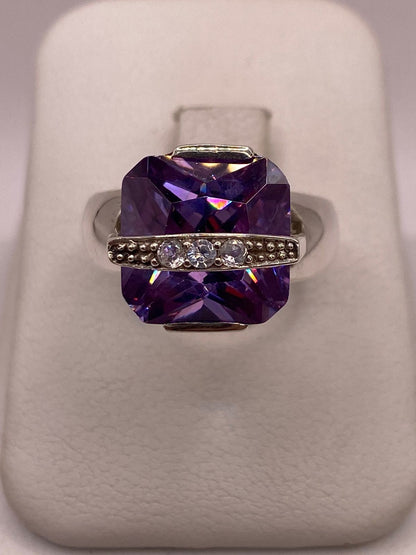 Anillo de Plata Ley 925 con Zirconia Violeta y Zirconias Blancas, vista de detalle