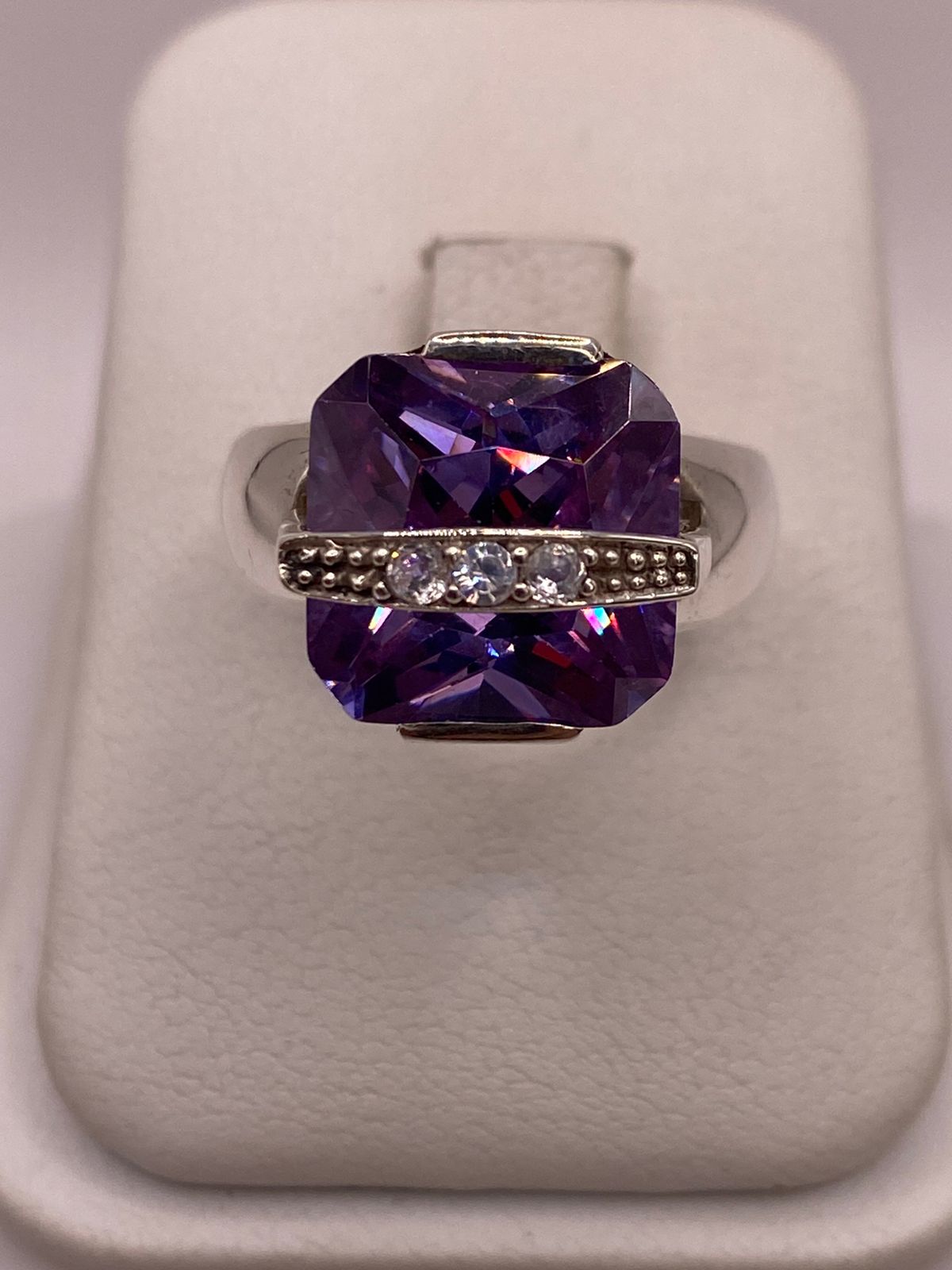 Anillo de Plata Ley 925 con Zirconia Violeta y Zirconias Blancas, vista frontal