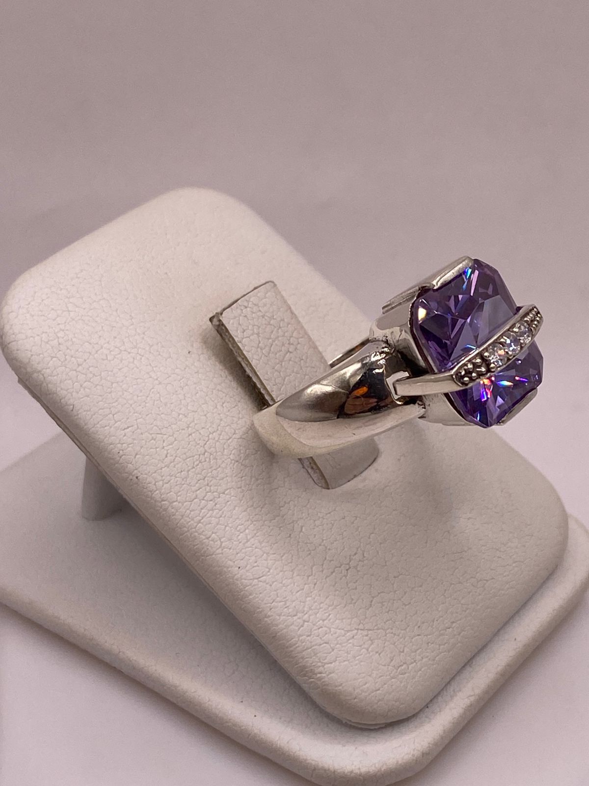 Anillo de Plata Ley 925 con Zirconia Violeta y Zirconias Blancas, vista lateral