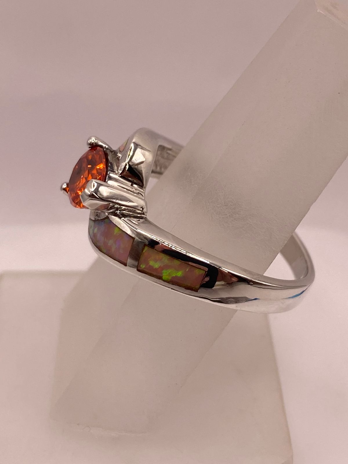 Anillo de Plata Ley 925 con Zirconia Naranja y Ópalo de Fuego, vista de detalle