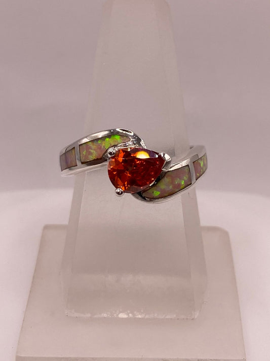 Anillo de Plata Ley 925 con Zirconia Naranja y Ópalo de Fuego — ángulo diagonal