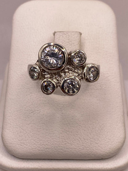 Anillo de Plata Ley 925 con Zirconias Blancas en báscula mostrando peso