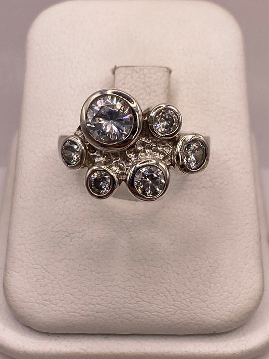 Anillo de Plata Ley 925 con Zirconias Blancas en báscula mostrando peso