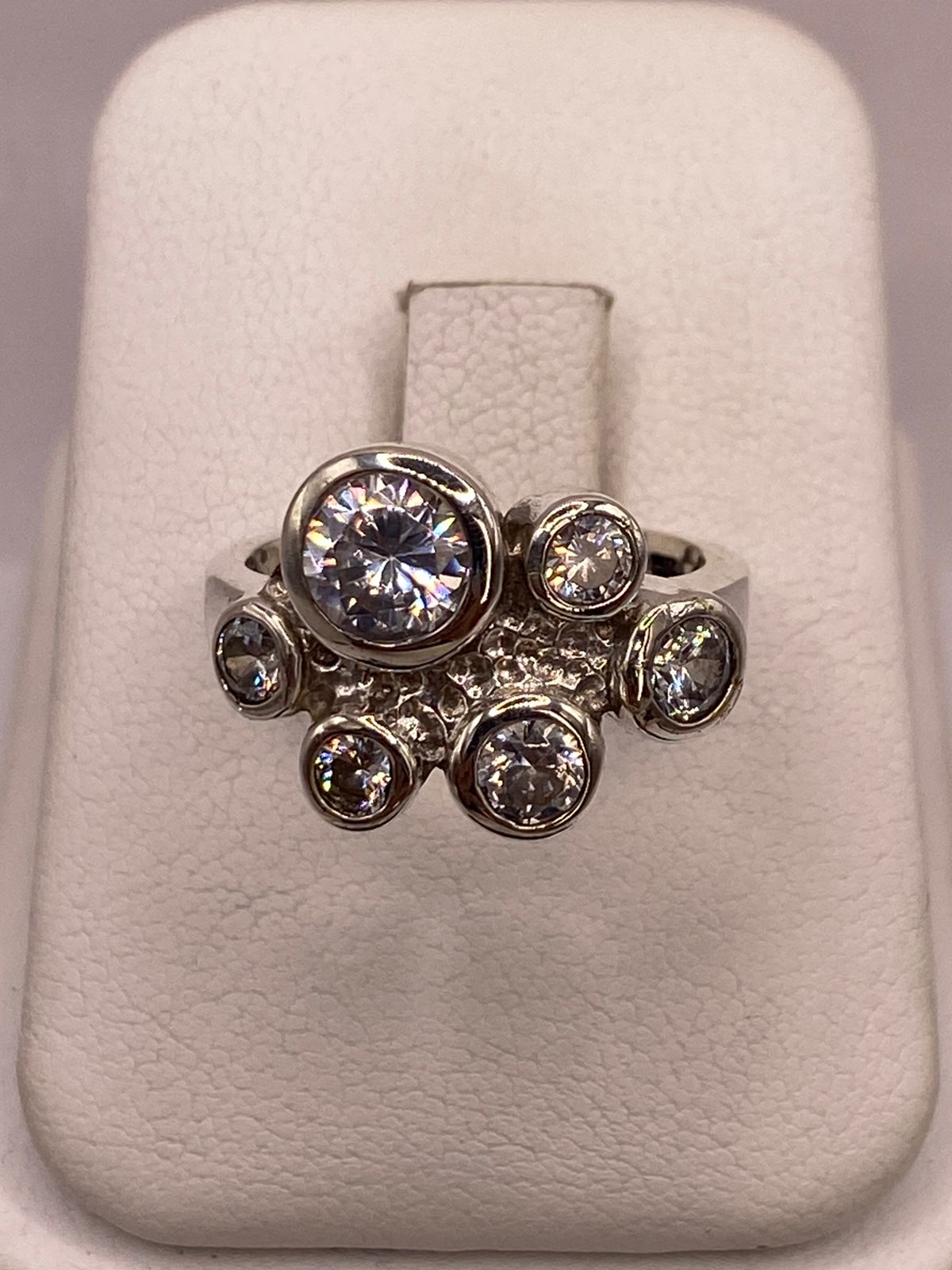 Anillo de Plata Ley 925 con Zirconias Blancas, vista frontal