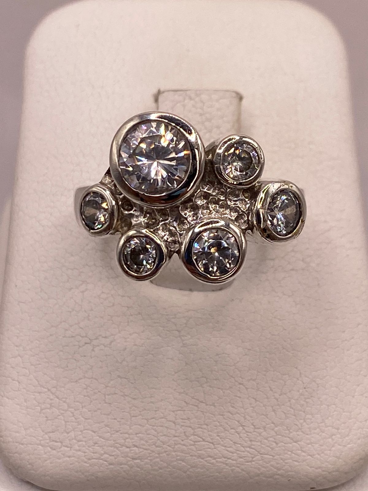 Anillo de Plata Ley 925 con Zirconias Blancas, vista de detalle
