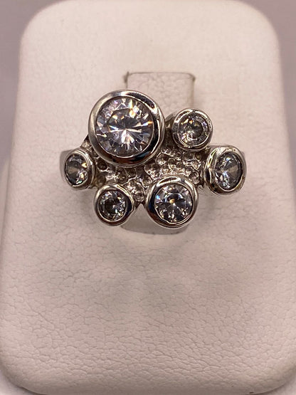 Anillo de Plata Ley 925 con Zirconias Blancas, vista de detalle