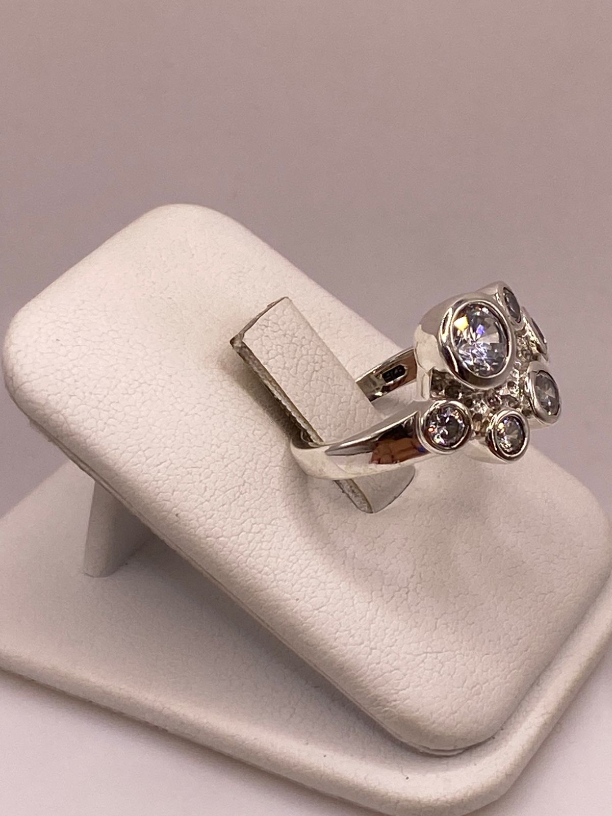 Anillo de Plata Ley 925 con Zirconias Blancas, vista lateral