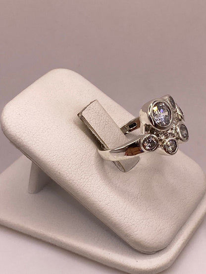 Anillo de Plata Ley 925 con Zirconias Blancas, vista lateral