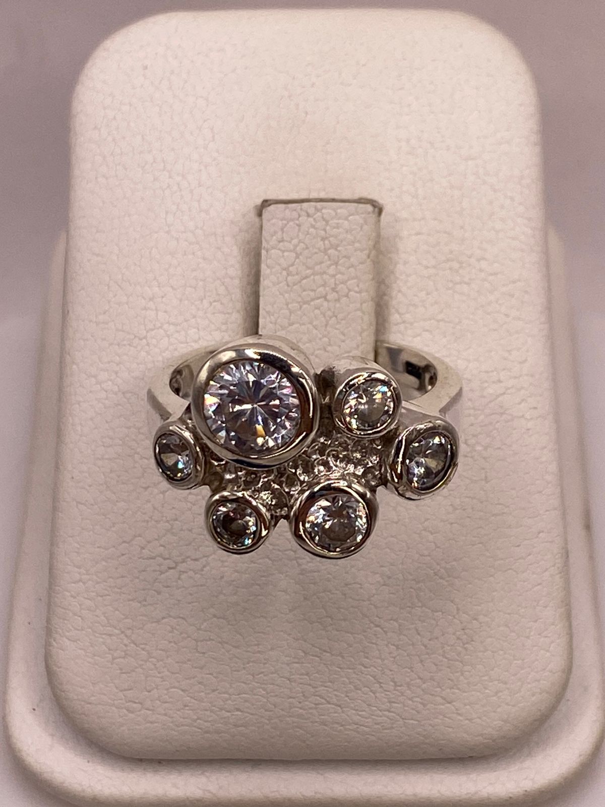 Anillo de Plata Ley 925 con Zirconias Blancas, vista superior