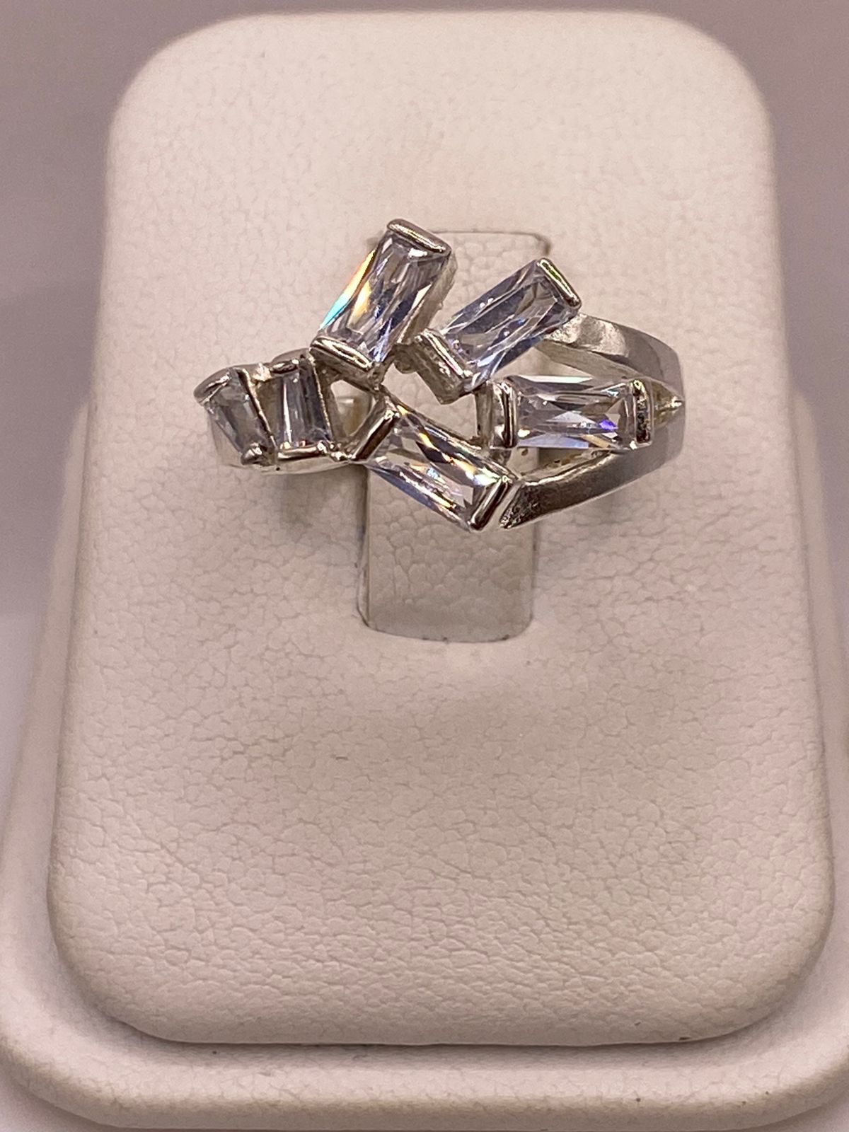 Anillo de Plata Ley 925 con Zirconias Blancas Rectangulares — ángulo diagonal