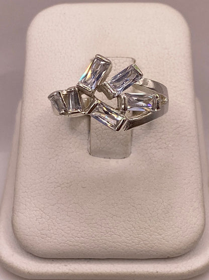 Anillo de Plata Ley 925 con Zirconias Blancas Rectangulares — ángulo diagonal