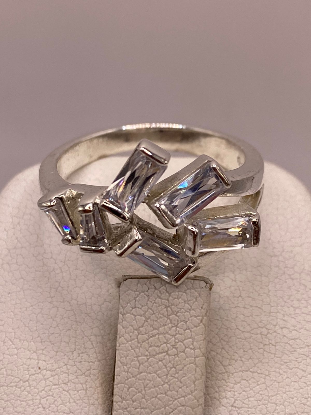 Anillo de Plata Ley 925 con Zirconias Blancas Rectangulares, sello de autenticidad Plata Ley .925