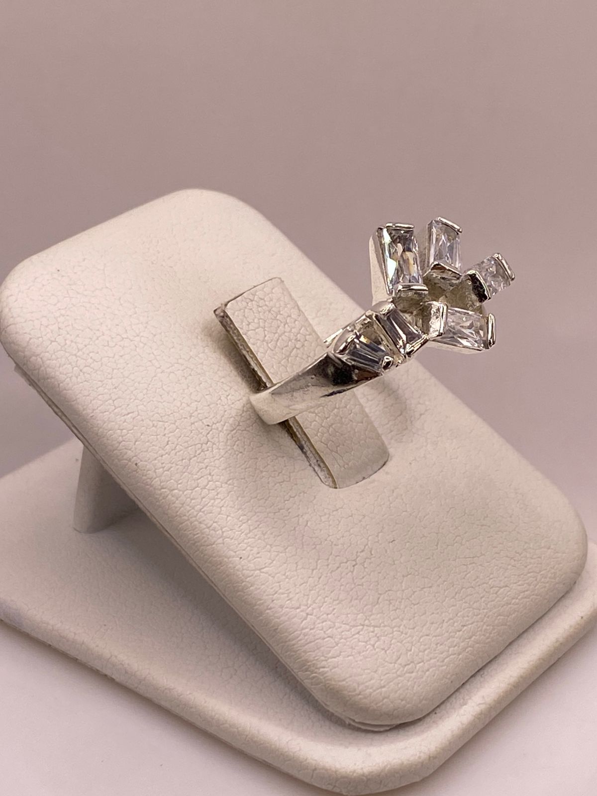 Anillo de Plata Ley 925 con Zirconias Blancas Rectangulares, vista lateral