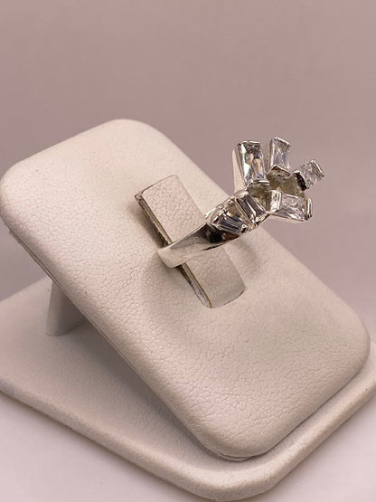 Anillo de Plata Ley 925 con Zirconias Blancas Rectangulares, vista lateral