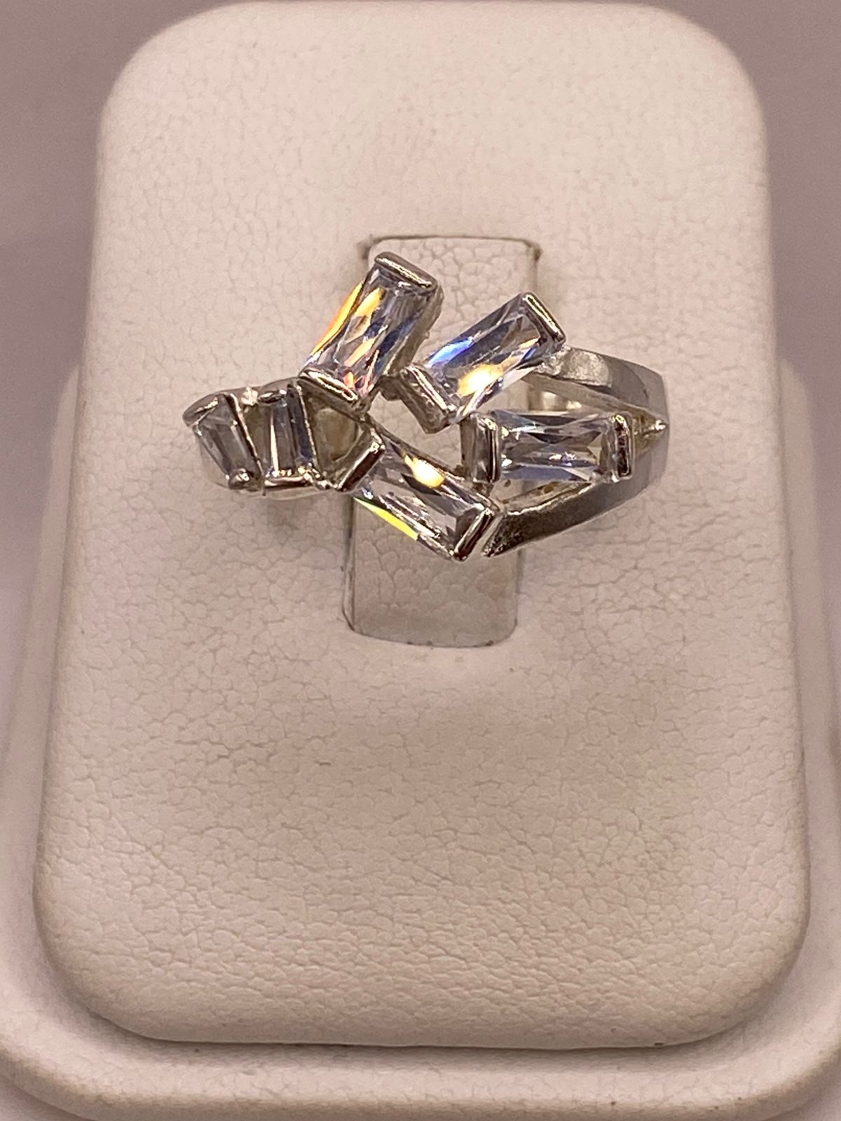 Anillo de Plata Ley 925 con Zirconias Blancas Rectangulares, vista de detalle