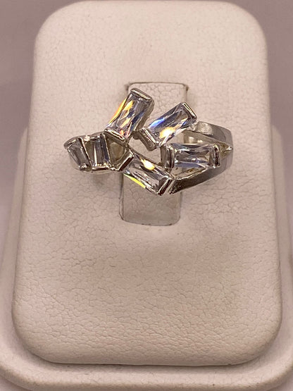 Anillo de Plata Ley 925 con Zirconias Blancas Rectangulares, vista de detalle