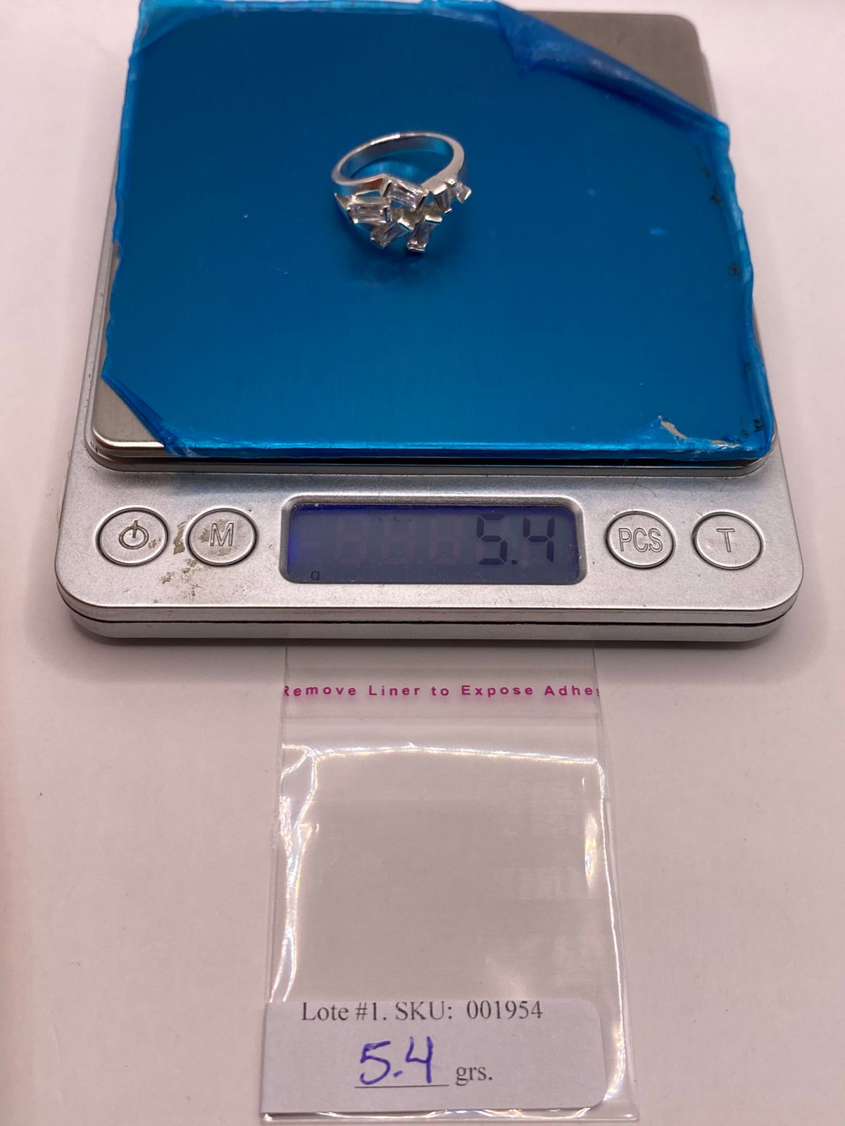 Anillo de Plata Ley 925 con Zirconias Blancas Rectangulares, peso en gramos (báscula)