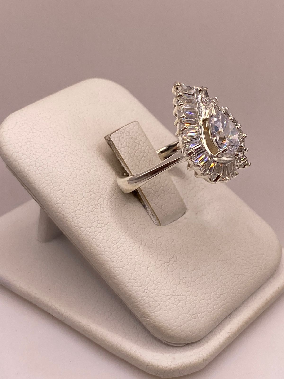 Anillo de Plata Ley 925 con Zirconias Blancas Tipo Gota, vista lateral