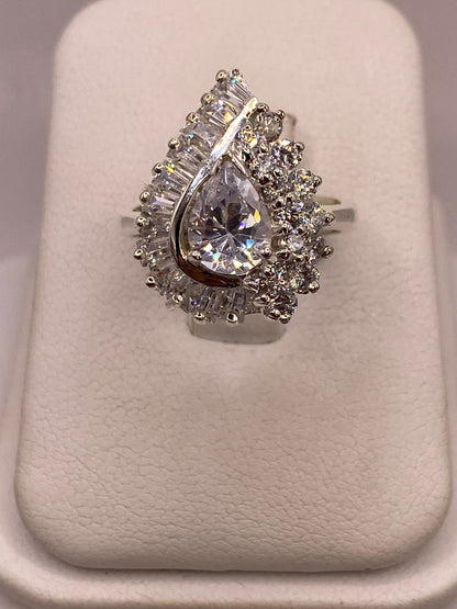 Anillo de Plata Ley 925 con Zirconias Blancas Tipo Gota — ángulo diagonal