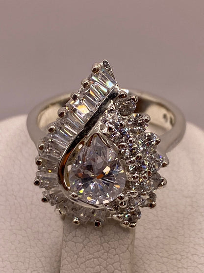 Anillo de Plata Ley 925 con Zirconias Blancas Tipo Gota, sello de autenticidad Plata Ley .925
