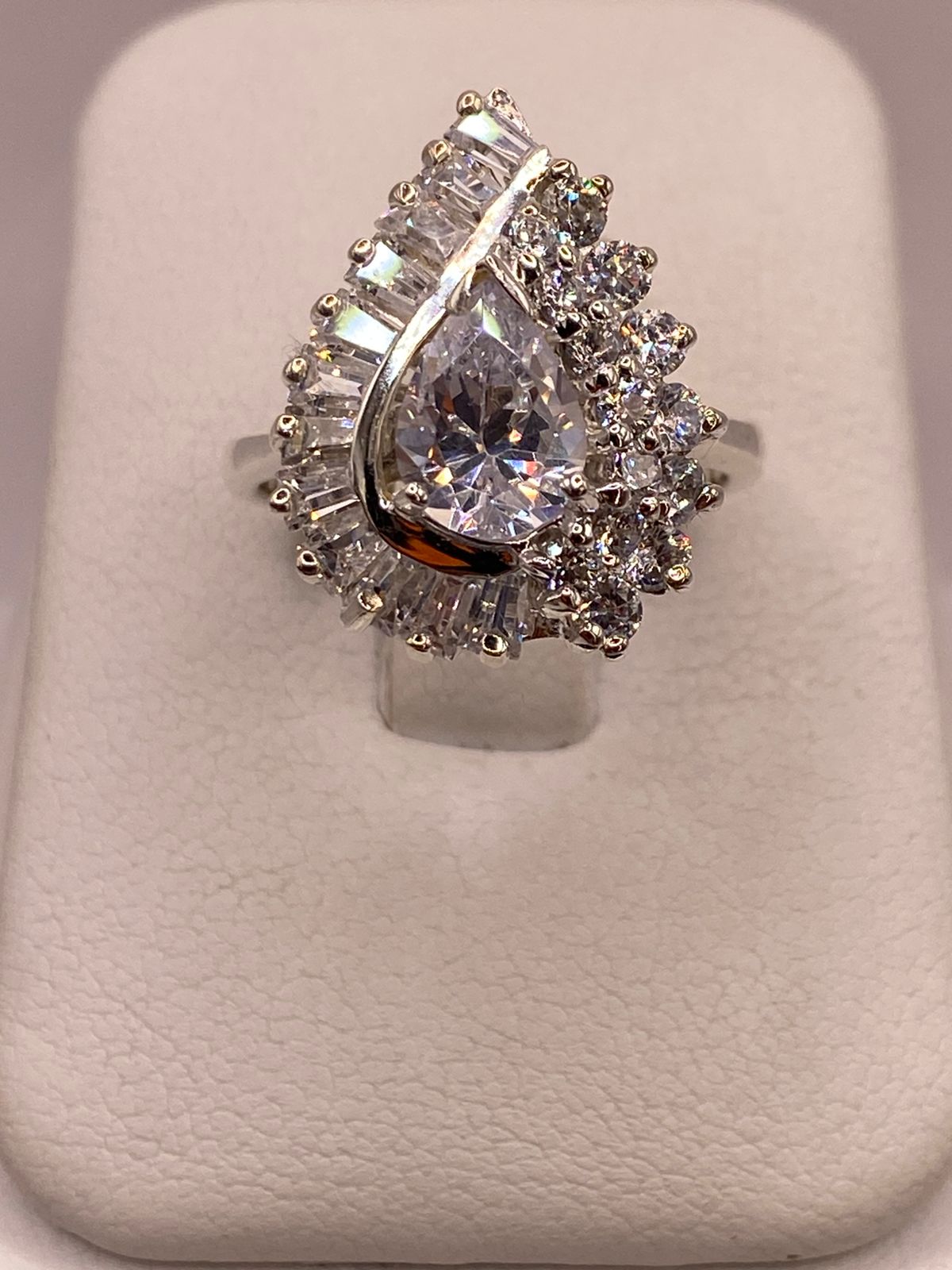 Anillo de Plata Ley 925 con Zirconias Blancas Tipo Gota, vista frontal