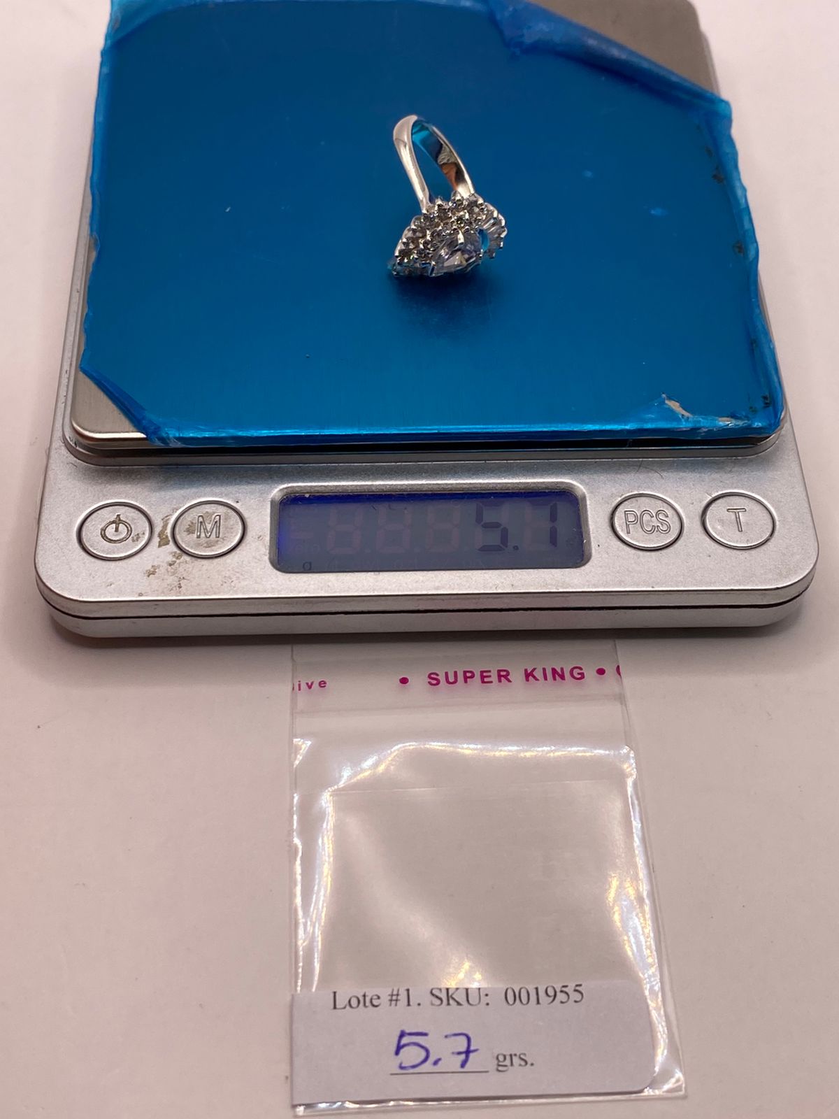 Anillo de Plata Ley 925 con Zirconias Blancas Tipo Gota, peso en gramos (báscula)