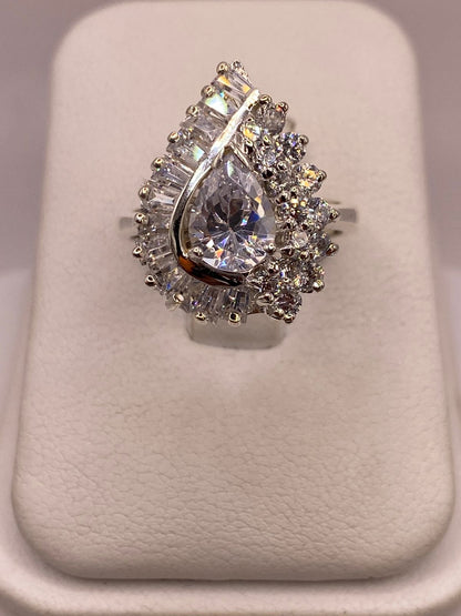 Anillo de Plata Ley 925 con Zirconias Blancas Tipo Gota, vista de detalle