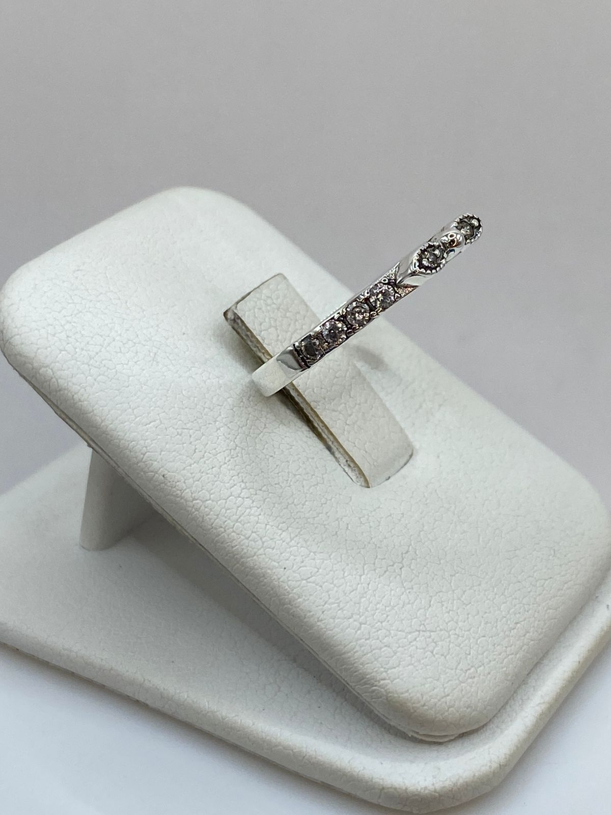 Anillo de Plata Ley 925 con Zirconias y Detalle Central, vista frontal