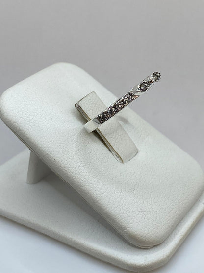 Anillo de Plata Ley 925 con Zirconias y Detalle Central, vista frontal
