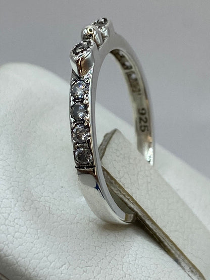 Anillo de Plata Ley 925 con Zirconias y Detalle Central, vista de detalle