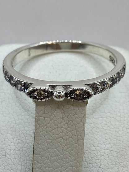 Anillo de Plata Ley 925 con Zirconias y Detalle Central, sello de autenticidad Plata Ley .925