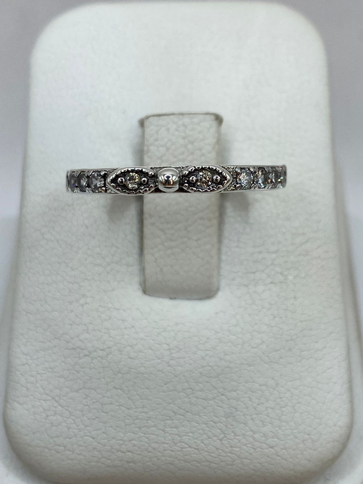 Anillo de Plata Ley 925 con Zirconias y Detalle Central — ángulo diagonal