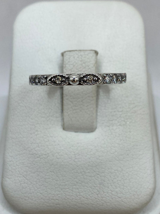 Anillo de Plata Ley 925 con Zirconias y Detalle Central — ángulo diagonal
