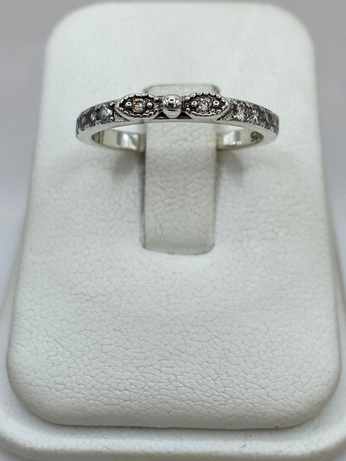 Anillo de Plata Ley 925 con Zirconias y Detalle Central, vista lateral