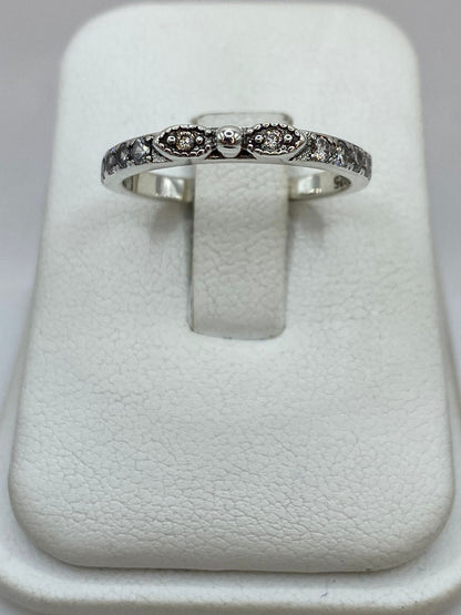 Anillo de Plata Ley 925 con Zirconias y Detalle Central, vista lateral