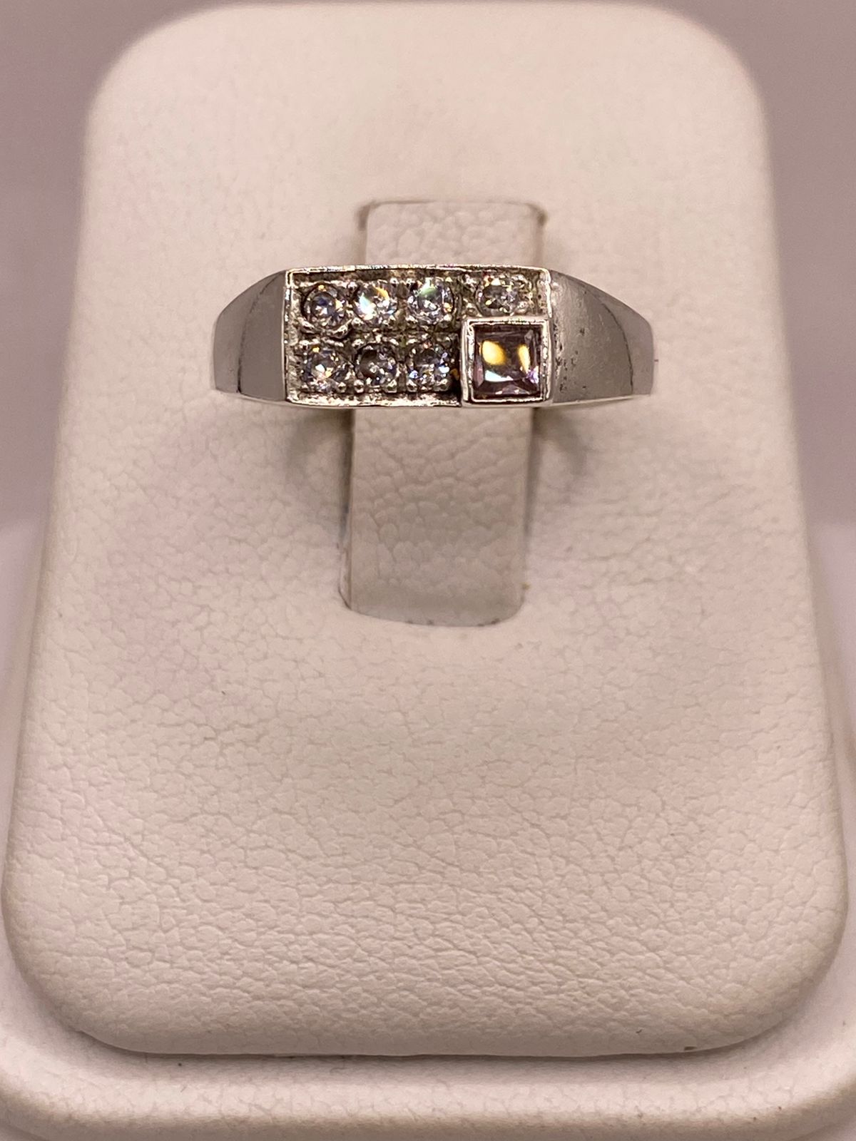 Anillo de Plata Ley 925 con Zirconias Diseño Geométrico Elegante en báscula mostrando peso