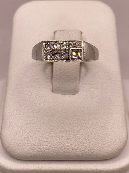 Anillo de Plata Ley 925 con Zirconias Diseño Geométrico Elegante en báscula mostrando peso