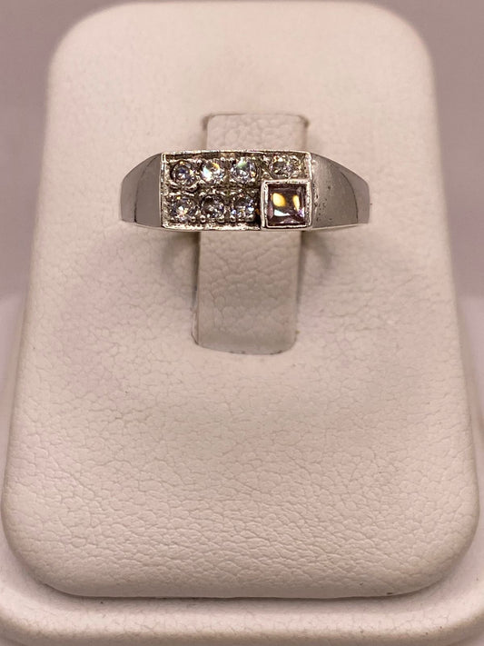 Anillo de Plata Ley 925 con Zirconias Diseño Geométrico Elegante en báscula mostrando peso