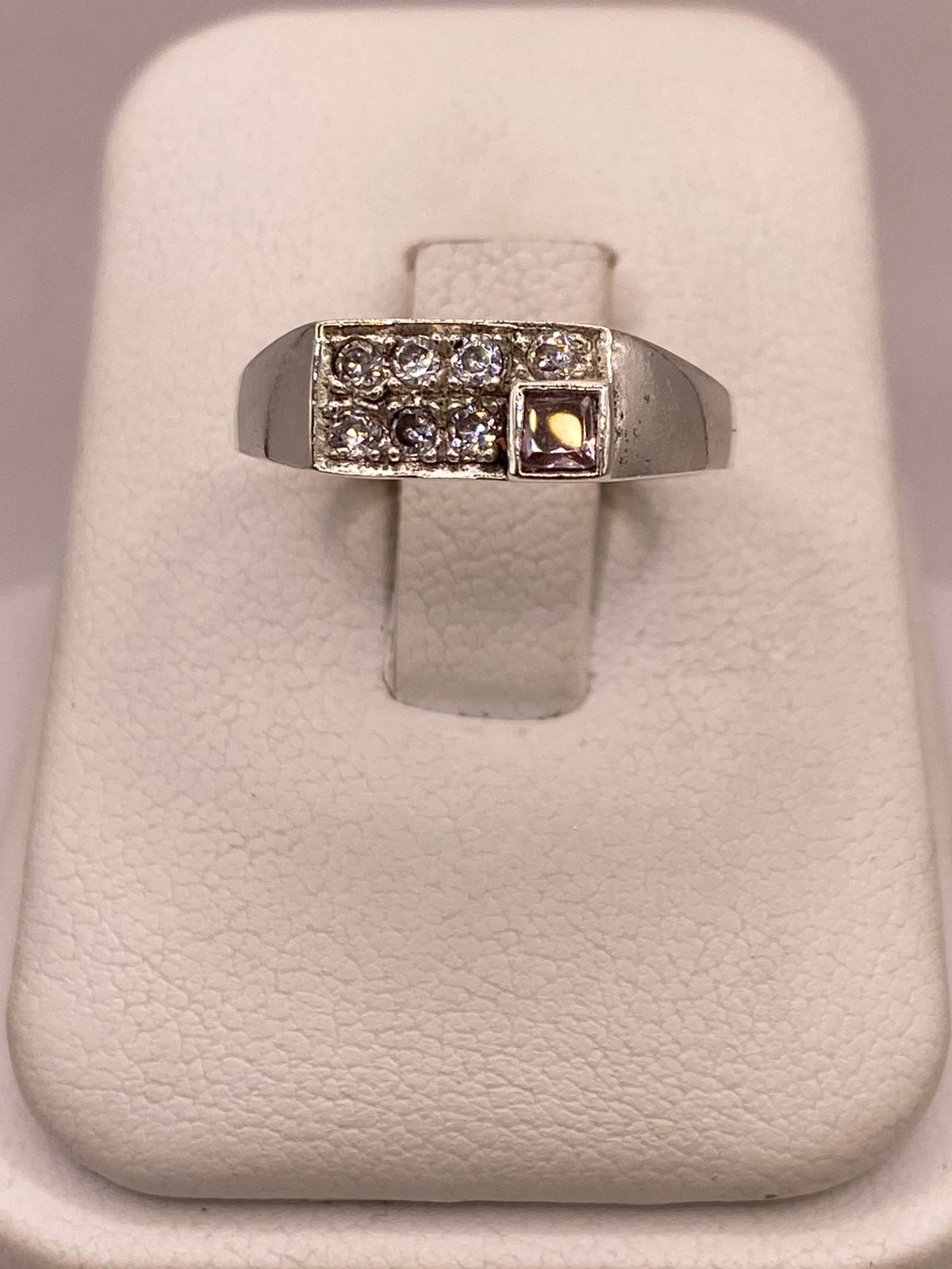 Anillo de Plata Ley 925 con Zirconias Diseño Geométrico Elegante, vista de detalle