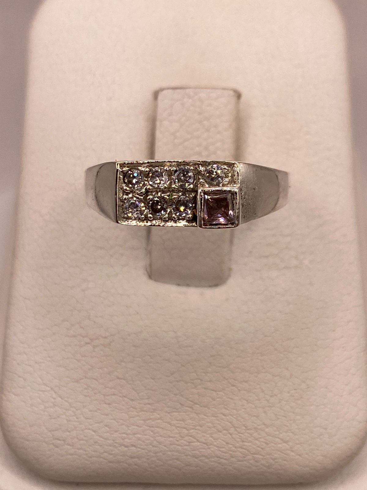 Anillo de Plata Ley 925 con Zirconias Diseño Geométrico Elegante, vista superior