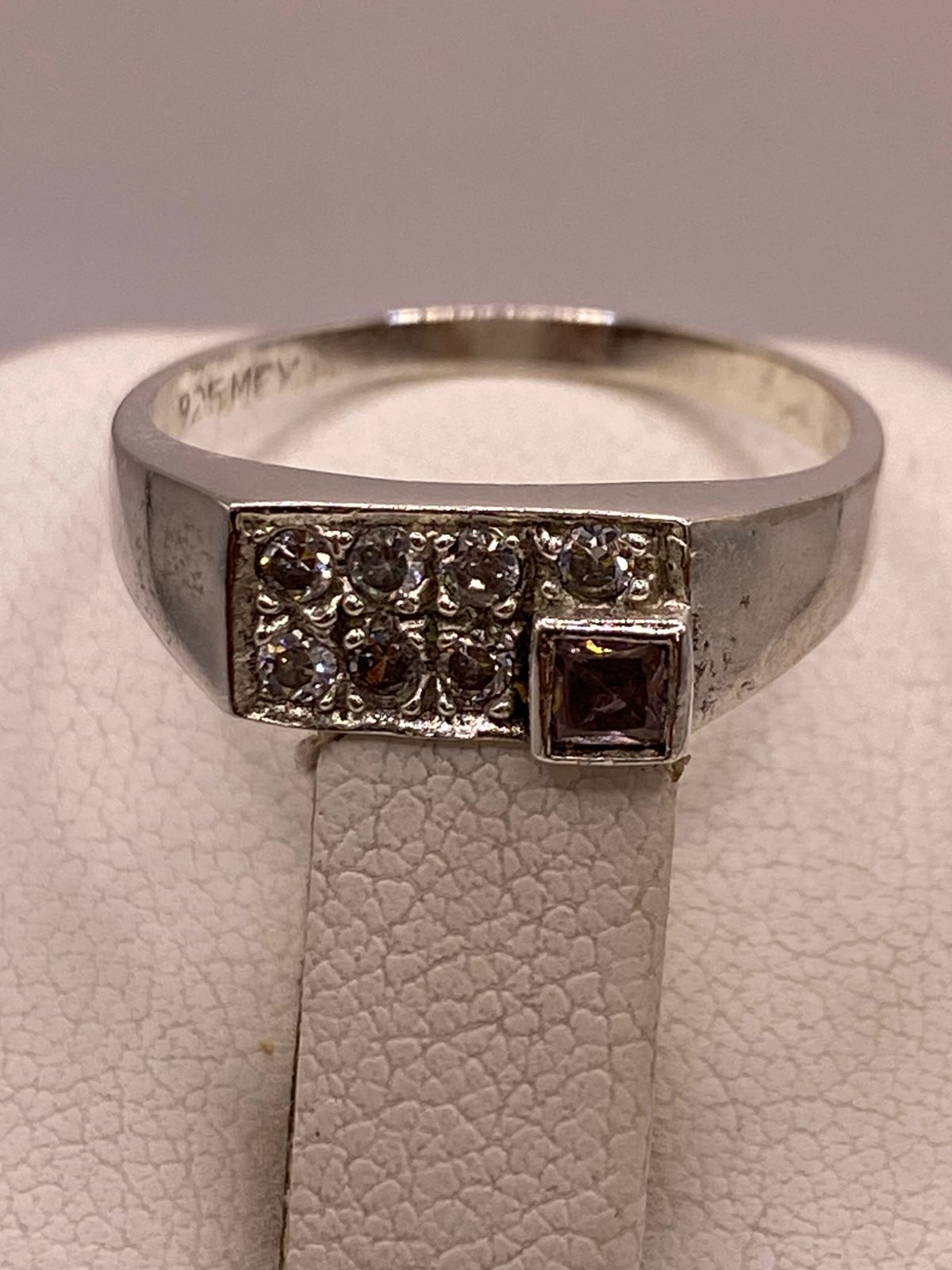 Anillo de Plata Ley 925 con Zirconias Diseño Geométrico Elegante, sello de autenticidad Plata Ley .925