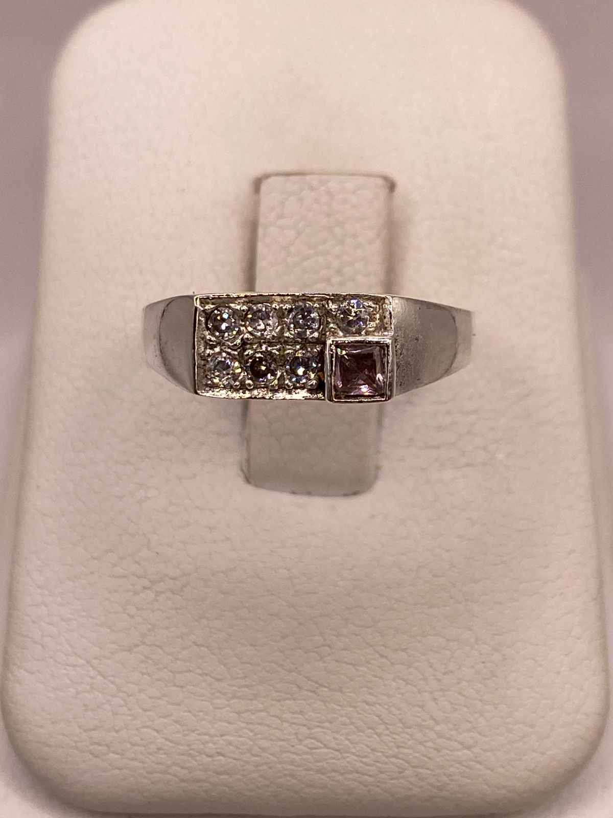 Anillo de Plata Ley 925 con Zirconias Diseño Geométrico Elegante, vista frontal