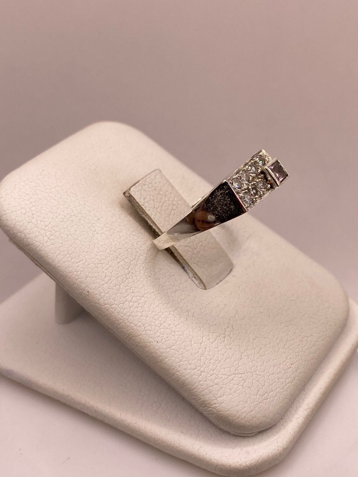 Anillo de Plata Ley 925 con Zirconias Diseño Geométrico Elegante, vista lateral