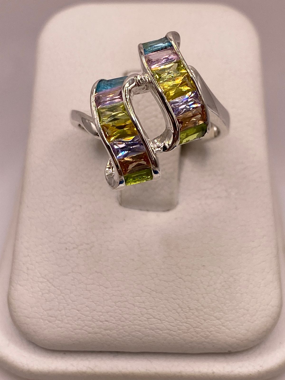 Anillo de Plata Ley 925 con Zirconias Multicolor Diseño Moderno Escultural — detalle de acabado
